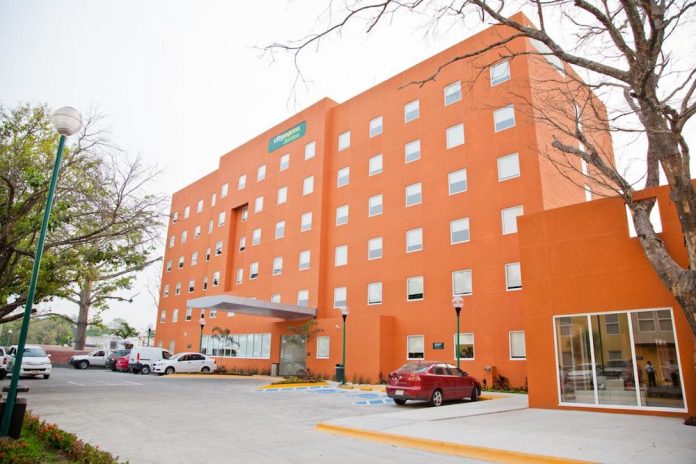 Fachada del Hotel City Express Junior en Puebla