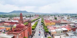 Avenida Juárez, Antigua Calle Real en San Juan del Río Avenida Juárez en San Juan del Río vista desde atrás del Santuario