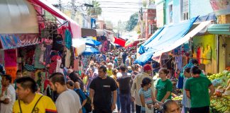 El tianguis del Tepe y la experiencia de recorrer sus calles Pasillo de gente dentro del mercado del Tepe