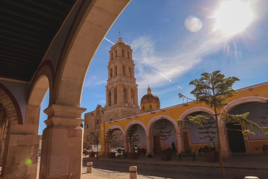 Vista del centro histórico de Sombrerete, Zacatecas, con fachadas de cantera anaranjada y calles adoquinadas, Pueblo Mágico número 50 de México declarado en 2012