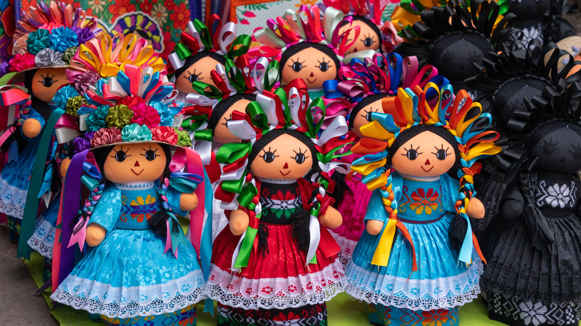 Artesana otomí de Amealco, Querétaro, elabora una muñeca Lele con tela de popelina y listones de colores en taller familiar tradicional