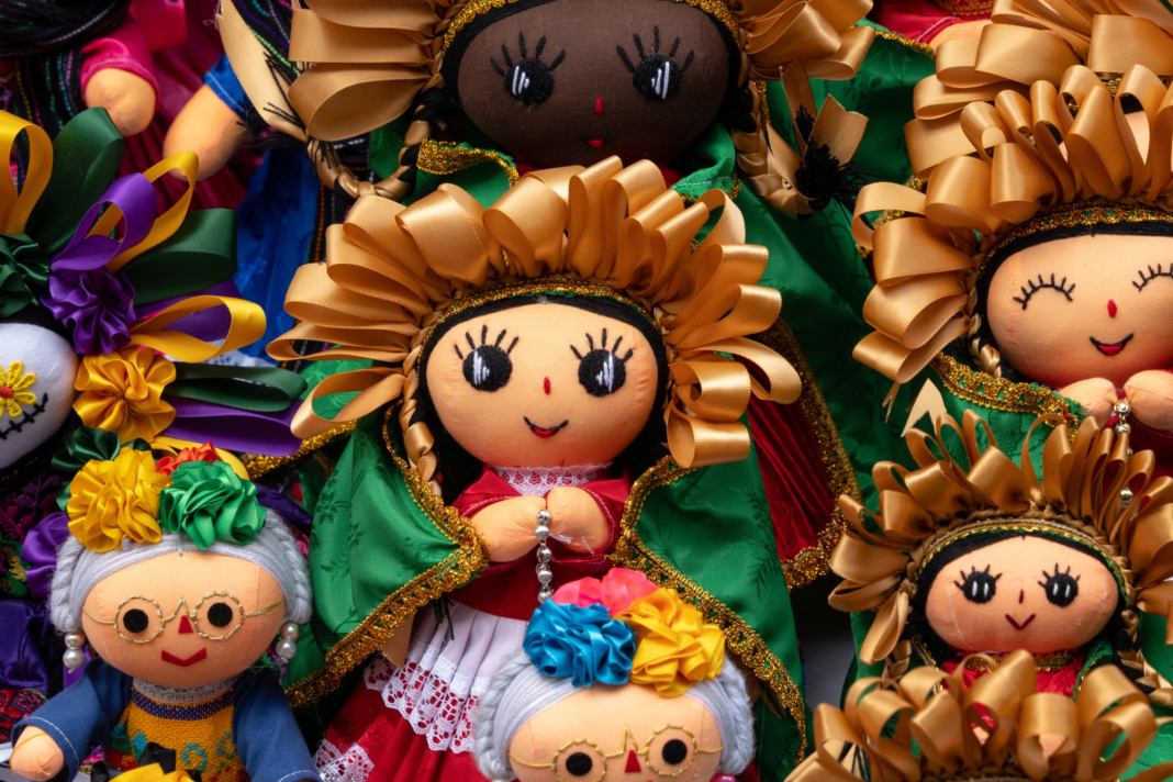 Artesana otomí de Amealco, Querétaro, elabora una muñeca Lele con tela de popelina y listones de colores en taller familiar tradicional Artesana otomí de Amealco, Querétaro, elabora una muñeca Lele con tela de popelina y listones de colores en taller familiar tradicional