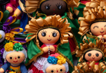 Artesanías de Querétaro: tradición, historia y cultura en cada pieza Artesana otomí de Amealco, Querétaro, elabora una muñeca Lele con tela de popelina y listones de colores en taller familiar tradicional