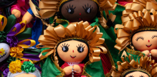 Artesanías de Querétaro: tradición, historia y cultura en cada pieza Artesana otomí de Amealco, Querétaro, elabora una muñeca Lele con tela de popelina y listones de colores en taller familiar tradicional
