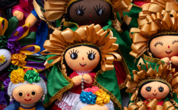 Artesanías de Querétaro: tradición, historia y cultura en cada pieza Artesana otomí de Amealco, Querétaro, elabora una muñeca Lele con tela de popelina y listones de colores en taller familiar tradicional