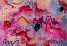 Una artista teje memoria y cuerpo en una nueva exposición en Querétaro Obra textil con fibras y tintes naturales exhibida en una sala del Museo de Arte de Querétaro