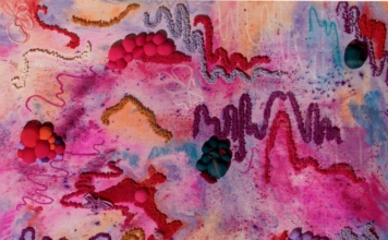 Una artista teje memoria y cuerpo en una nueva exposición en Querétaro Obra textil con fibras y tintes naturales exhibida en una sala del Museo de Arte de Querétaro