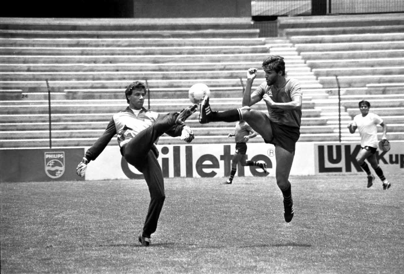 Fotografías en blanco y negro de partidos del Mundial 1986 exhibidas en el Centro Queretano de la Imagen