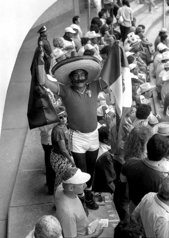 Fotografías en blanco y negro de partidos del Mundial 1986 exhibidas en el Centro Queretano de la Imagen
