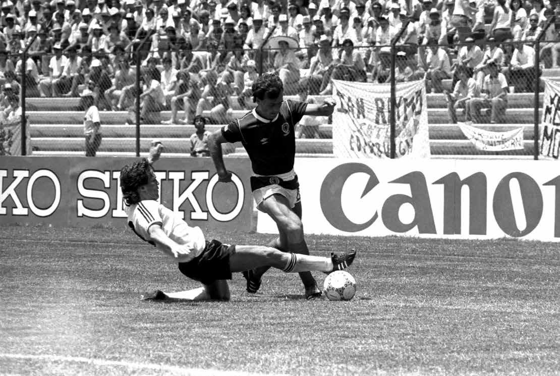 Fotografías en blanco y negro de partidos del Mundial 1986 exhibidas en el Centro Queretano de la Imagen