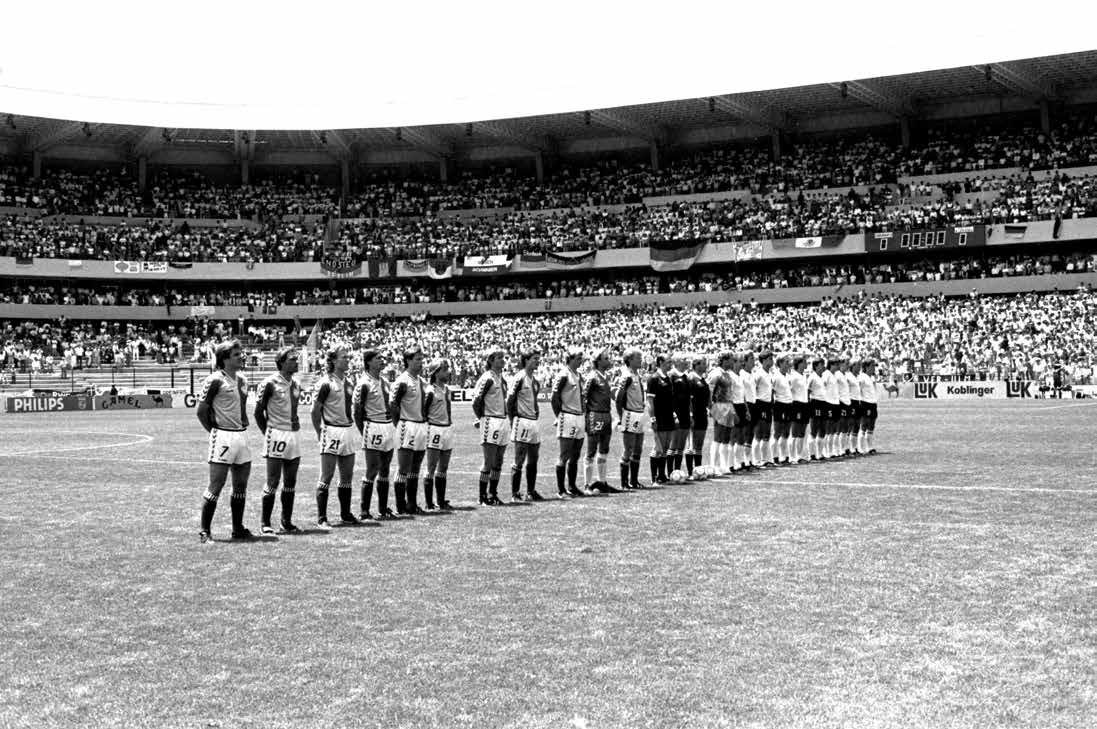 Fotografías en blanco y negro de partidos del Mundial 1986 exhibidas en el Centro Queretano de la Imagen