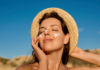 La guía de protector solar que necesitas antes de tus vacaciones de verano Protector solar SPF50+ aplicado en el rostro antes de unas vacaciones de verano para proteger la piel de los rayos UV.