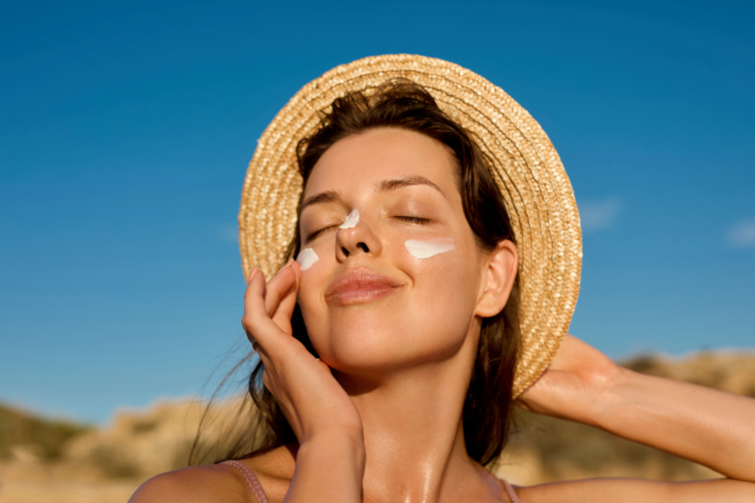 guia-protector-solar-vacaciones-verano-spf50-pa Protector solar SPF50+ aplicado en el rostro antes de unas vacaciones de verano para proteger la piel de los rayos UV.