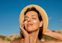 La guía de protector solar que necesitas antes de tus vacaciones de verano Protector solar SPF50+ aplicado en el rostro antes de unas vacaciones de verano para proteger la piel de los rayos UV.