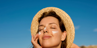 La guía de protector solar que necesitas antes de tus vacaciones de verano Protector solar SPF50+ aplicado en el rostro antes de unas vacaciones de verano para proteger la piel de los rayos UV.